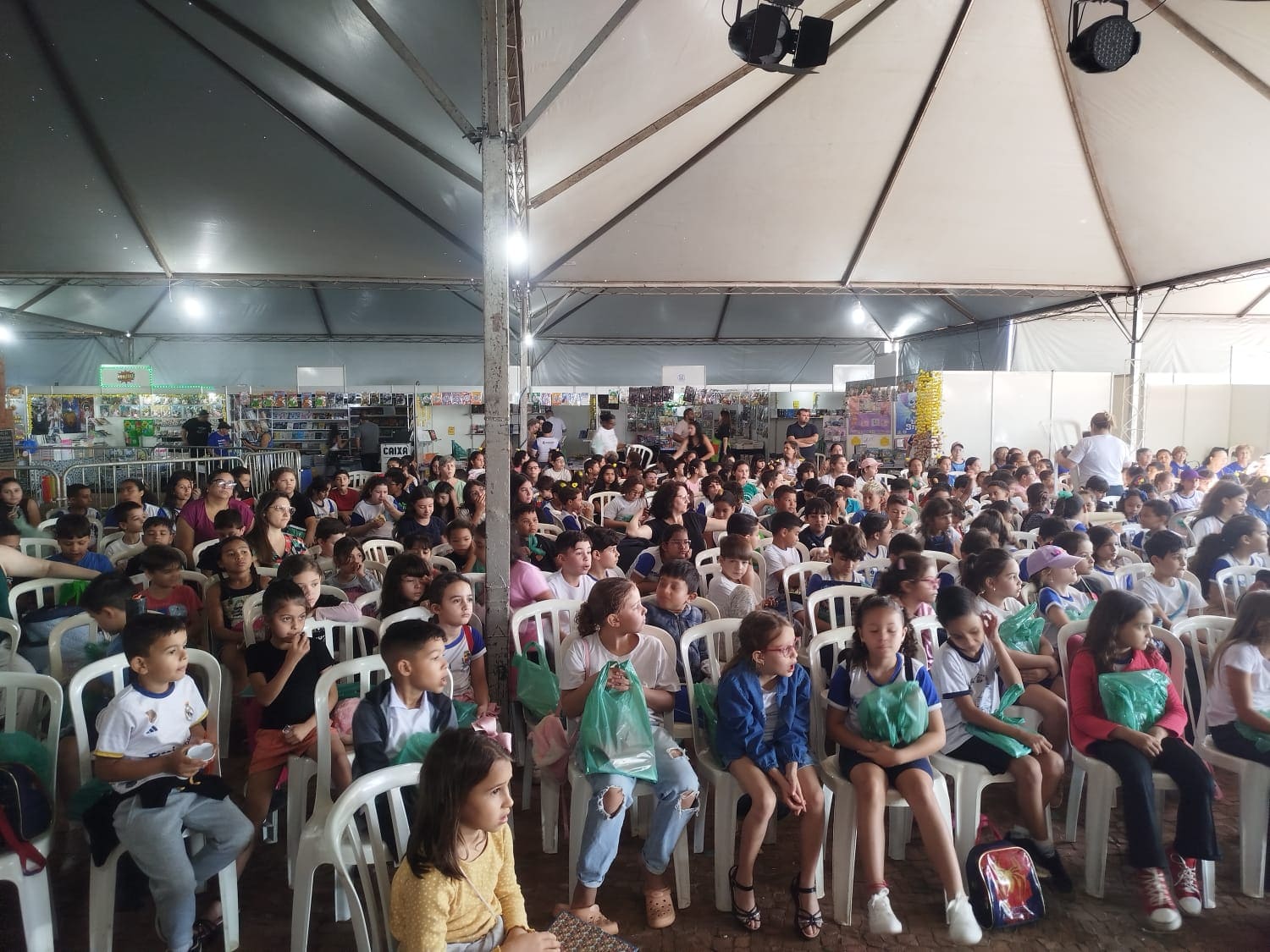 Apresentação teatral na FELIBRO